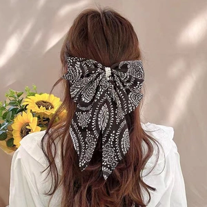 Barrette à cheveux nœud géant en mousseline noire à imprimé cachemire et perle centrale