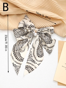 Vue détaillée du grand nœud papillon à motif cachemire noir et blanc avec perles