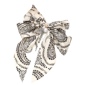 Barrette à cheveux élégante en mousseline cachemire avec perles et texture satinée