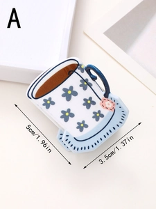 Detail einer Mini-Kaffeetassen-Haarklammer mit Blumenmuster und Größe 5cm x 3,5cm
