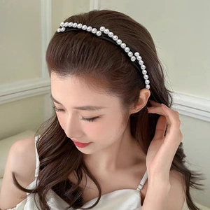 Serre-tête rétractable pour femme orné de deux rangées de perles blanches sur fond noir
