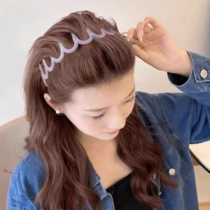 Serre-tête ondulé violet clair avec dents pour femmes en plastique au design minimaliste