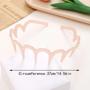 Detail of light pink plastic headband featuring wave teeth design and 37cm circumference