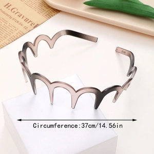 Detail showing the inner teeth and 37cm circumference of this brown gradient headband