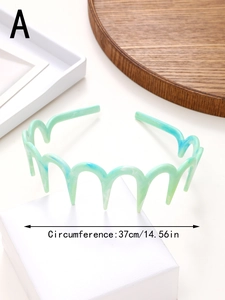 Détail d'un serre-tête ondulé vert menthe avec dents et texture de marbre blanc élégant