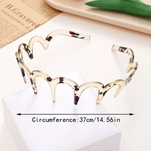 Close-up of tortoise shell plastic headband with non-slip teeth and 37cm circumference