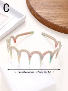 Détail d'un serre-tête ondulé effet marbre montrant la taille 37cm et les dents antidérapantes