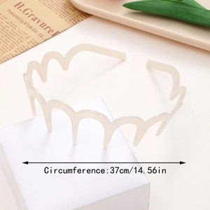 Detail view of cream white wavy headband with anti-slip teeth and 37cm circumference