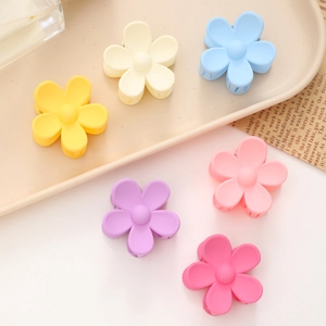 Dettaglio di fermagli per capelli a forma di fiore macaron con finitura opaca
