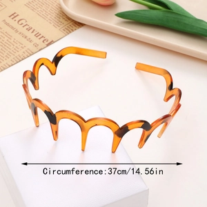Detail view of amber wavy headband showing its 37cm circumference and non-slip teeth
