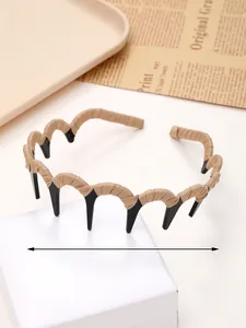 Detail showing wavy resin headband with khaki fabric and 37cm inner non-slip teeth