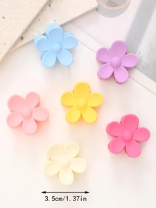 Dettaglio di 6 mollette per capelli a fiore opaco in colori pastello con misure incluse