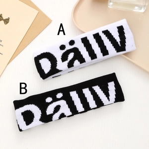 Set di fasce sportive elastiche in maglia con design di lettere Dälly in bianco e nero