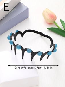 Dettaglio del cerchietto nero ondulato con perle blu e misura della circonferenza 37 cm