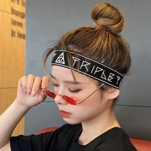 Bandeau de sport noir tendance avec lettres et lunettes de soleil vintage rouges