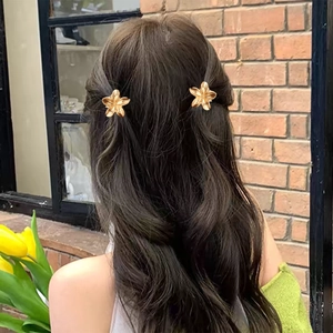 Elegant gold flower metal hair claws for women, floral hair clips for summer hairstyles