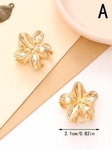 Detail showing 2.1cm golden flower claw clip size and polished alloy texture