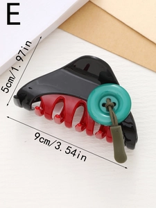 Detail view of the hair claw clip with 9cm length and creative button decoration