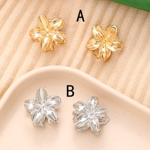 Minimalist flower hair claws in gold and silver finish for elegant summer hairstyles