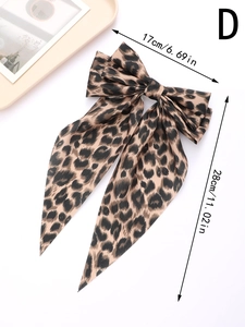Détail d'un nœud à cheveux léopard avec rubans, dimensions de 17 cm de large et 28 cm de long