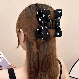 Pince à cheveux à nœud papillon à pois pour coiffure française vue de dos sur modèle
