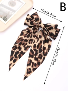 Détail macro du nœud papillon léopard avec rubans et dimensions de 17cm sur 28cm