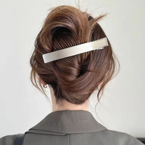 Barrette à cheveux en métal argenté minimaliste avec finition mate sur un modèle