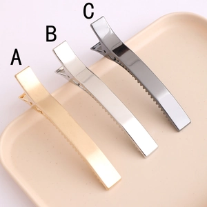 Barrettes à cheveux métalliques élégantes en or, argent et gris anthracite sur plateau
