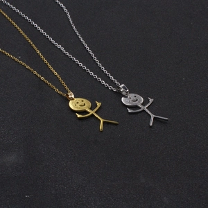 Collane con scarabocchio divertente in oro e argento con ciondoli a forma di omino su nero