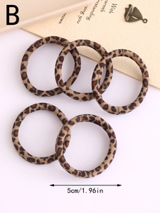Detail view showing five thick leopard print elastic hair ties with 5cm diameter size info