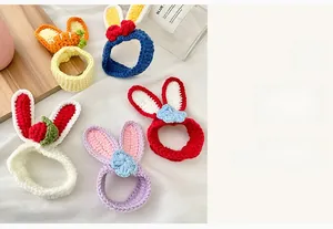 Dettaglio di cinque elastici per capelli fatti a mano all'uncinetto con orecchie di coniglio