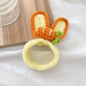 Dettaglio di un elastico per capelli fatto a mano all'uncinetto con orecchie di coniglio