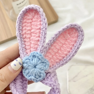 Elastico per capelli lavorato a maglia con orecchie di coniglio e fiore blu