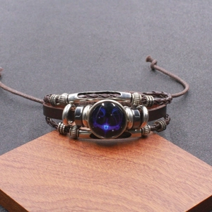 Detail van meerlaagse leren armband met Weegschaal-sterrenbeeld en verstelbare koorden