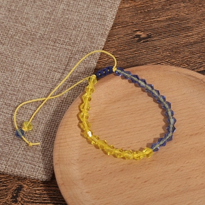 Bracelet fait main drapeau ukrainien avec perles en cristal bleu et jaune sur bois