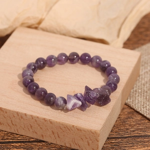Bracciale di perle in ametista naturale con pietre grezze su base in legno rustico