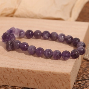 Dettaglio del bracciale di ametista con perle tonde lucide e pietre naturali grezze