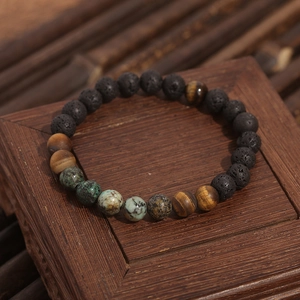 8mm lavasteen en tijgeroog kralenarmband voor heren op een rustieke houten standaard