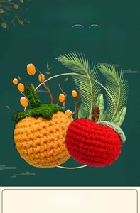 Détail de pendentifs faits main au crochet en forme de kaki et pomme avec fil tricoté