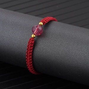 Handgefertigtes rotes Flechtarmband mit violetter Kristallperle und Goldakzenten