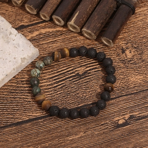 8mm lavasteen en tijgeroog kralenarmband voor heren op een zen houten achtergrond