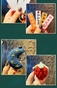 Vues détaillées de pendentifs faits main au crochet en fraise et lune pour sacs