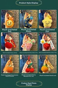 Pendentifs faits main au crochet avec fruits et formes célestes sur porte-clés