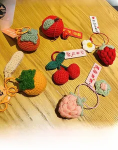 Gros plan de charms fruits crochetés à la main avec maille de coton et étiquettes