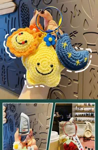 Détail de breloques en crochet faites main en forme de soleil et lune pour sacs
