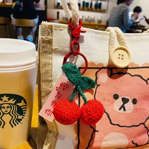 Porte-clés cerise fait main au crochet avec fruits rouges et feuilles vertes pour sac