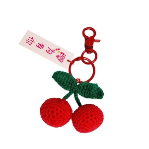 Porte-clés cerise crocheté à la main avec feuilles vertes et fermoir mousqueton rouge en métal