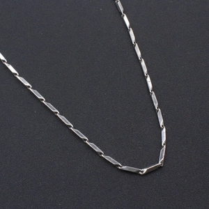 Collier minimaliste en acier titane argenté à maillons géométriques pour hommes et femmes