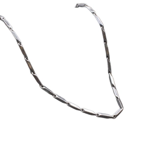 Collier chaîne losange en acier titane avec maillons cylindriques argentés et polis
