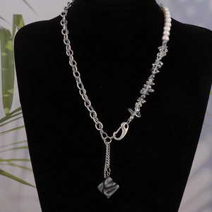 Collana asimmetrica di perle e catena d'argento con cristallo e pendente nero